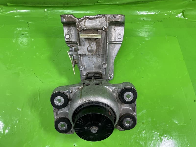 LAND ROVER DEFENDER L663 ENGINE MOUNT MOUNTING DRIVER RIGHT 3.0 DIESEL 2020-2025